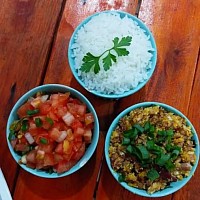 Arroz, farofa e vinagrete